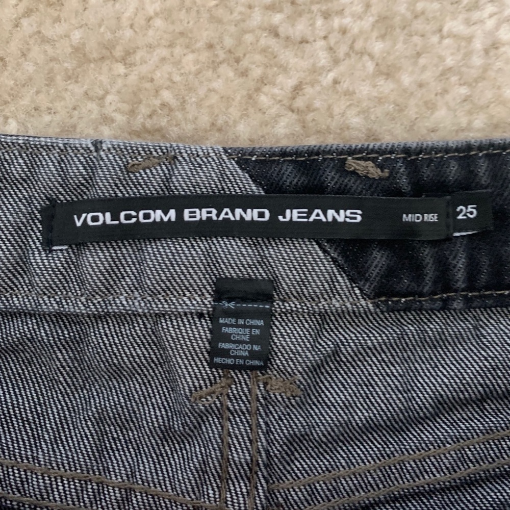 VOLCOM MID RISE BLACK DENIM SHORTS🖤🦋 - Picture 4 of 6